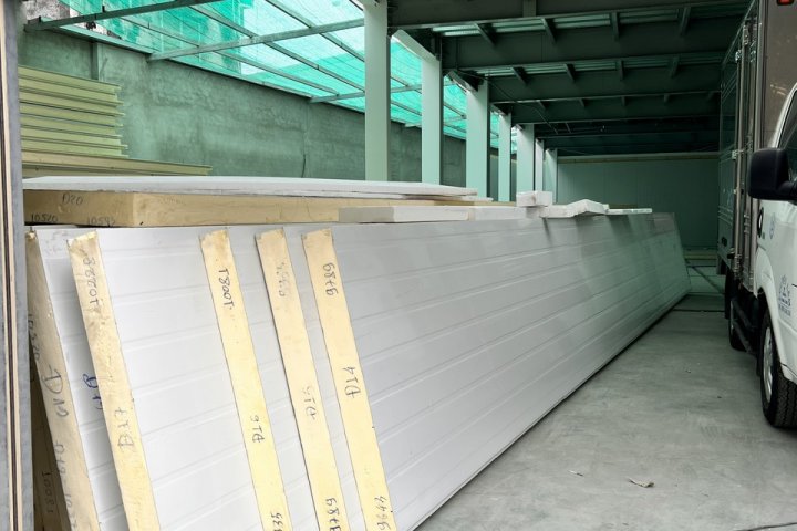 Chuẩn bị vật tư lắp đặt kho lạnh tại Nhà Bè